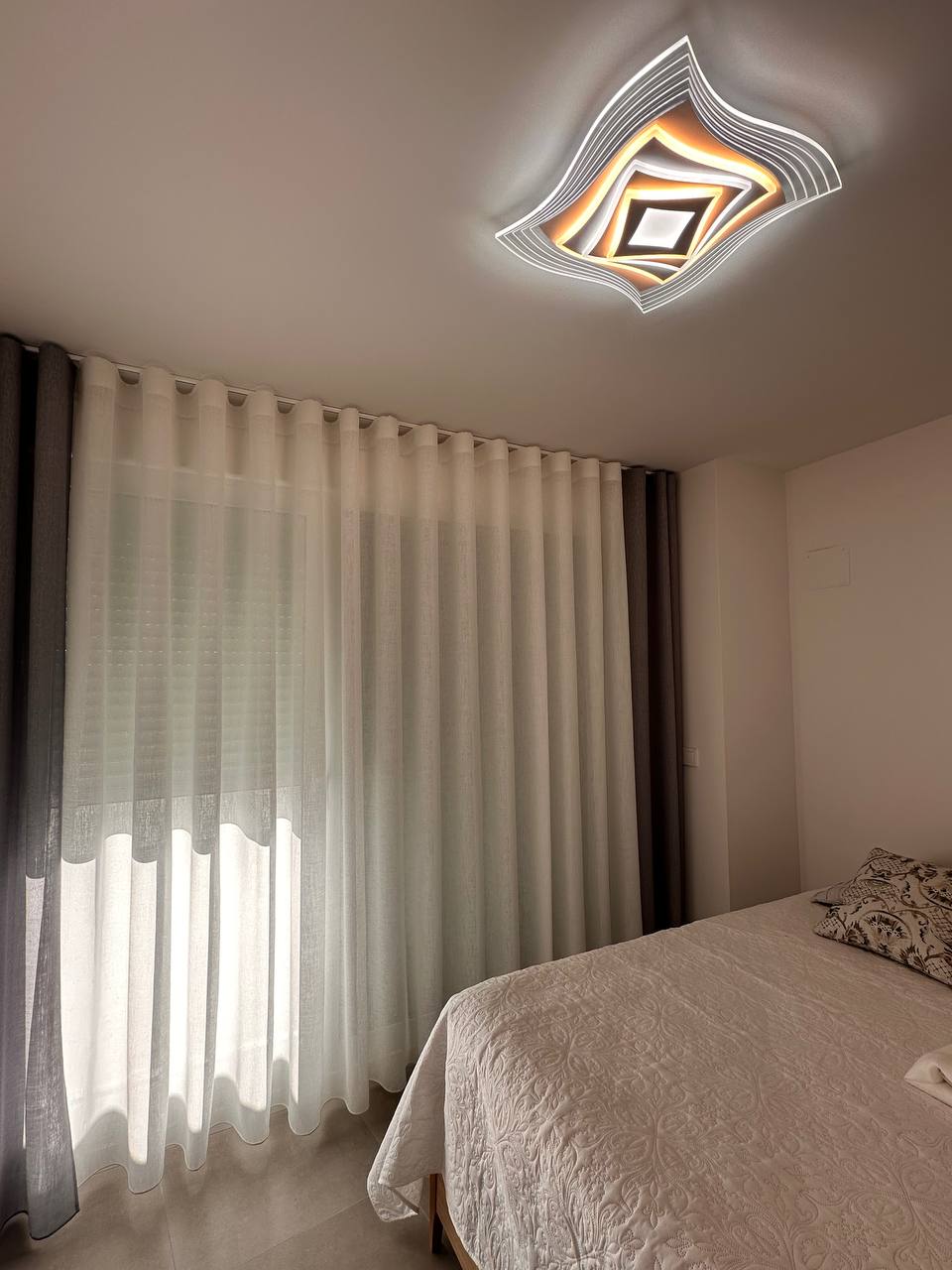 Visillos de tejido ligero en un dormitorio