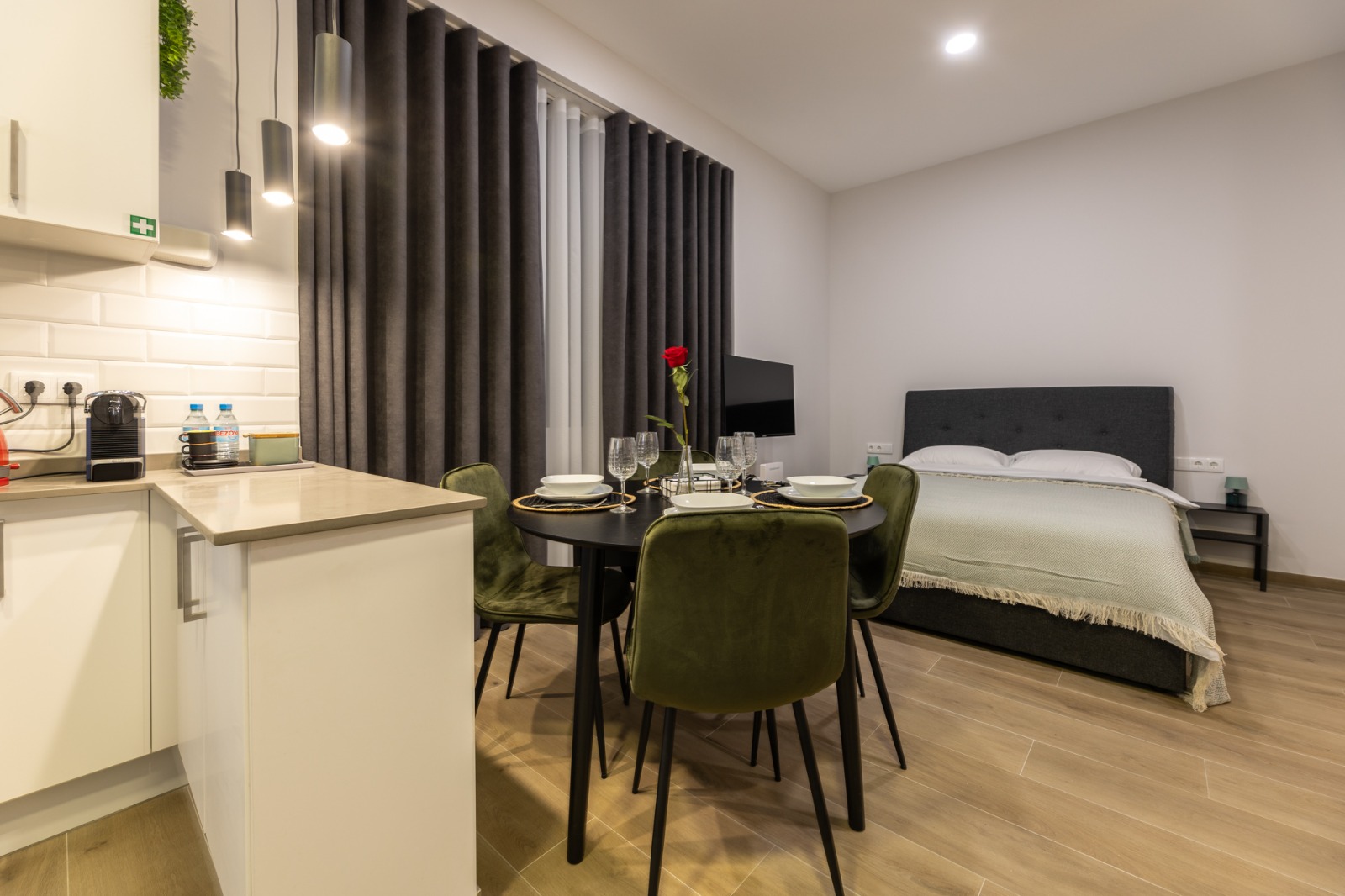 Cortinas oscuras en un apartamento tipo estudio