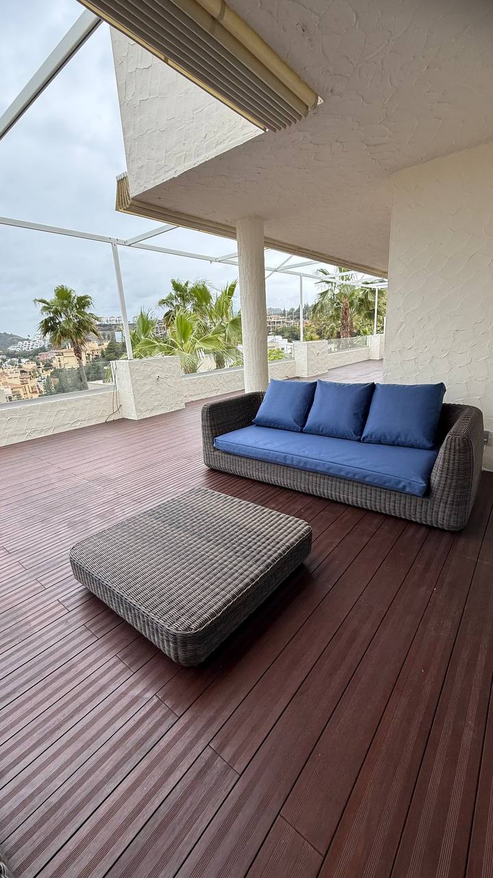 Terraza con cojines azules sobre los asientos exteriores
